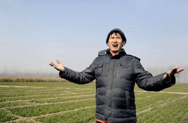 大衣哥朱之文現身商演,穿西裝身姿挺拔被眾人圍繞,曝一首歌8萬