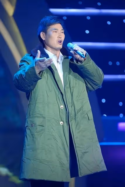 大衣哥朱之文現身商演，穿西裝身姿挺拔被眾人圍繞，曝一首歌8萬