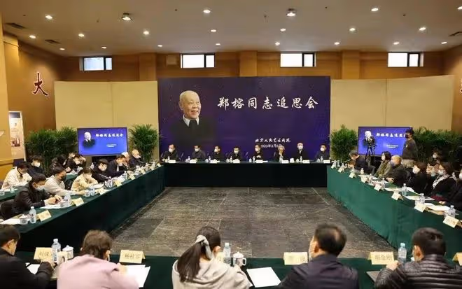 「太上老君」鄭榕追思會:遺孀傷心落淚,濮存昕等老戲骨沉痛致辭
