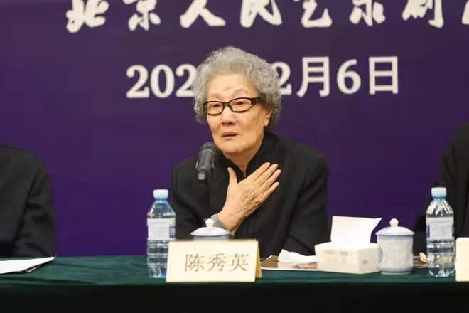 「太上老君」鄭榕追思會：遺孀傷心落淚，濮存昕等老戲骨沉痛致辭
