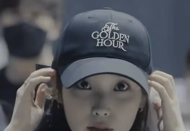 李鍾碩戴IU演唱會周邊帽子,互戴情侶帽上線引起大家的祝福