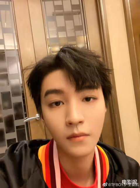 王俊凱罕見分享日常,曬夕陽下班路,還貼心給每一個車牌打碼!