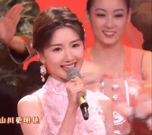 央視元宵晚會明星狀態,撒貝寧一臉疲態,多位女星一臉高科技