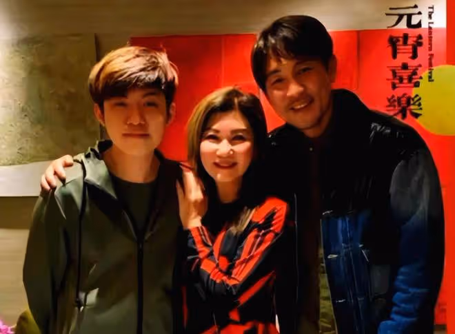42歲黃宗澤參加聚會，被胡杏兒閨蜜緊摟肩膀，臉貼臉合影顯親密