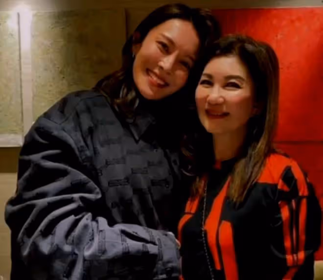 42歲黃宗澤參加聚會，被胡杏兒閨蜜緊摟肩膀，臉貼臉合影顯親密