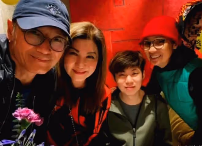42歲黃宗澤參加聚會，被胡杏兒閨蜜緊摟肩膀，臉貼臉合影顯親密