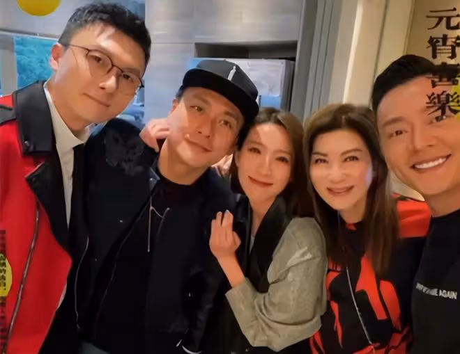 42歲黃宗澤參加聚會,被胡杏兒閨蜜緊摟肩膀,臉貼臉合影顯親密
