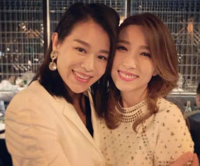 42歲黃宗澤參加聚會,被胡杏兒閨蜜緊摟肩膀,臉貼臉合影顯親密