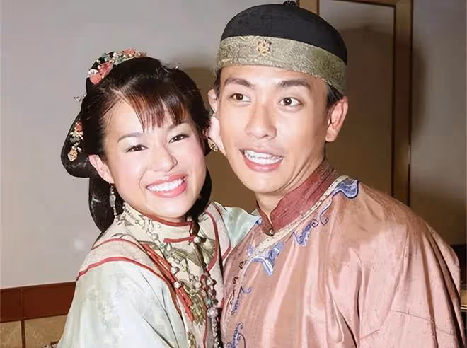 42歲黃宗澤參加聚會,被胡杏兒閨蜜緊摟肩膀,臉貼臉合影顯親密