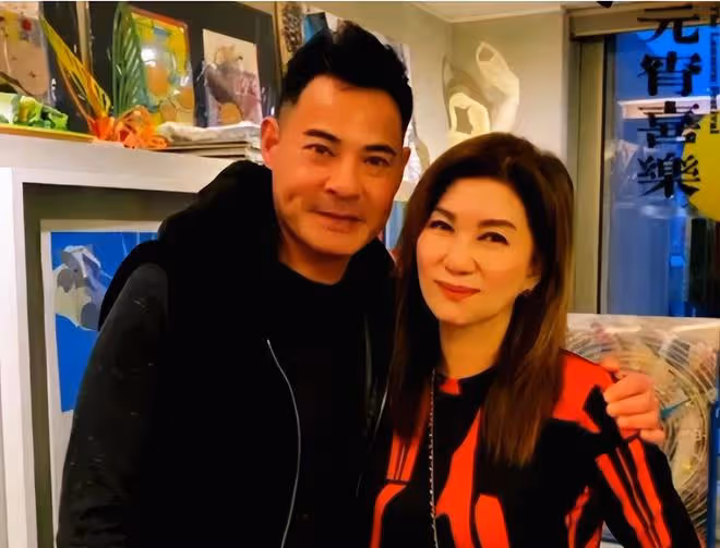42歲黃宗澤參加聚會,被胡杏兒閨蜜緊摟肩膀,臉貼臉合影顯親密