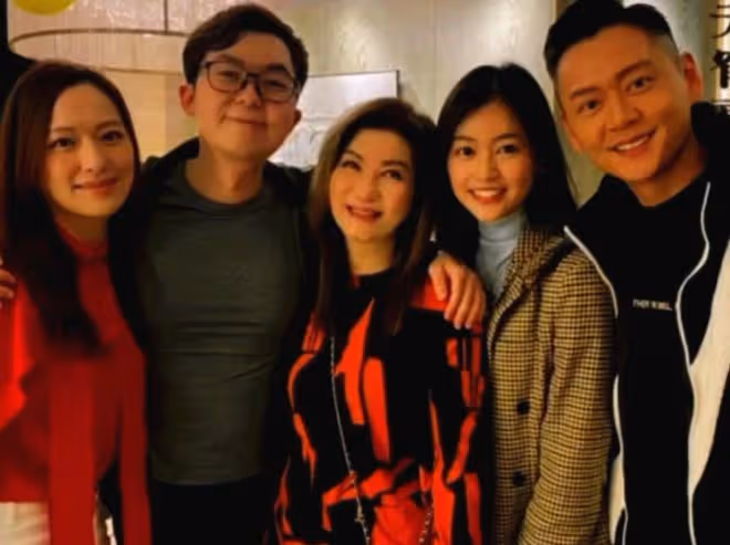 42歲黃宗澤參加聚會,被胡杏兒閨蜜緊摟肩膀,臉貼臉合影顯親密