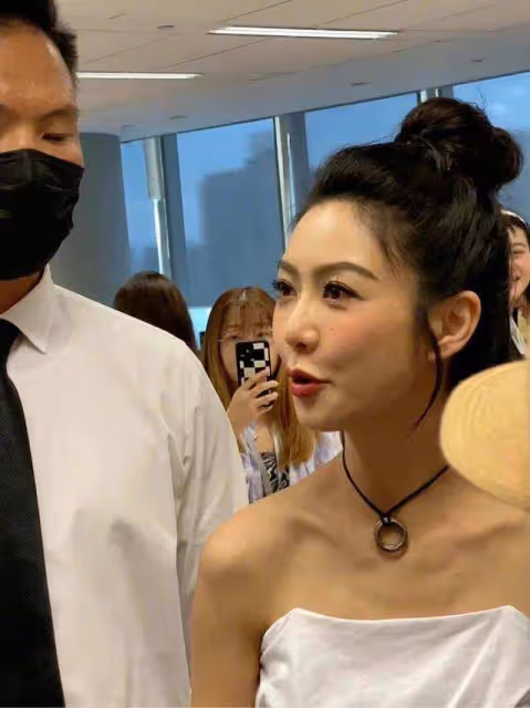 香港凍齡女神深夜直播吃方便麵,卻遭網友質疑假吃:視頻編輯過