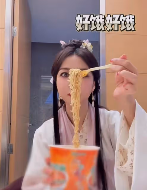 香港凍齡女神深夜直播吃方便麵,卻遭網友質疑假吃:視頻編輯過