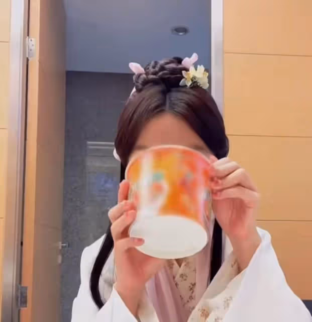香港凍齡女神深夜直播吃方便麵,卻遭網友質疑假吃:視頻編輯過