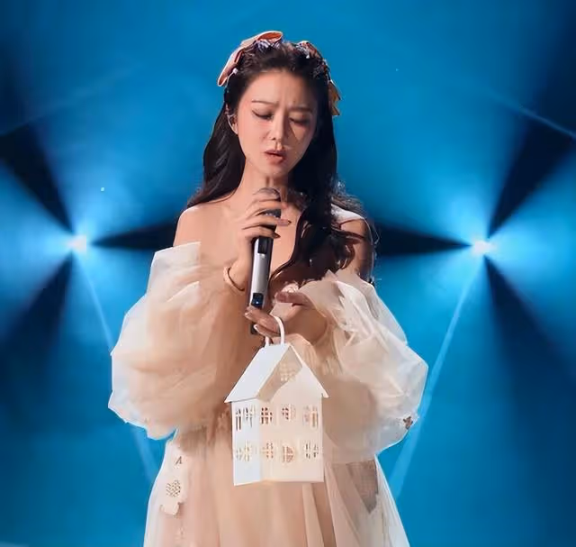 香港凍齡女神深夜直播吃方便麵,卻遭網友質疑假吃:視頻編輯過
