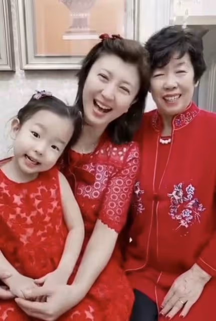 閆學晶泰國度假太低調,打扮樸素似路人,兒媳產子住豪華月子中心