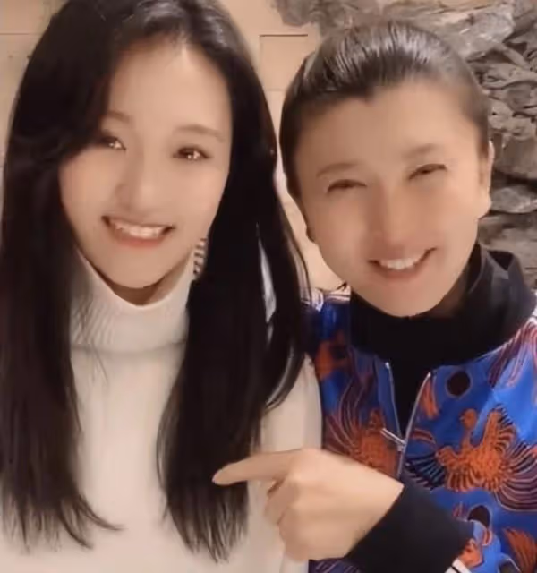 閆學晶泰國度假太低調,打扮樸素似路人,兒媳產子住豪華月子中心
