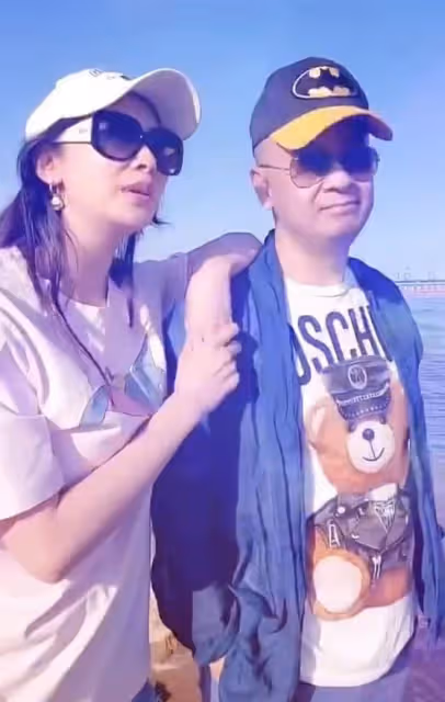 《狂飆》程程走紅後現身,和老公黃海波打高爾夫,男方黑臉不耐煩