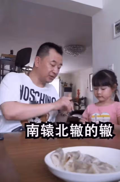 《狂飆》程程走紅後現身,和老公黃海波打高爾夫,男方黑臉不耐煩