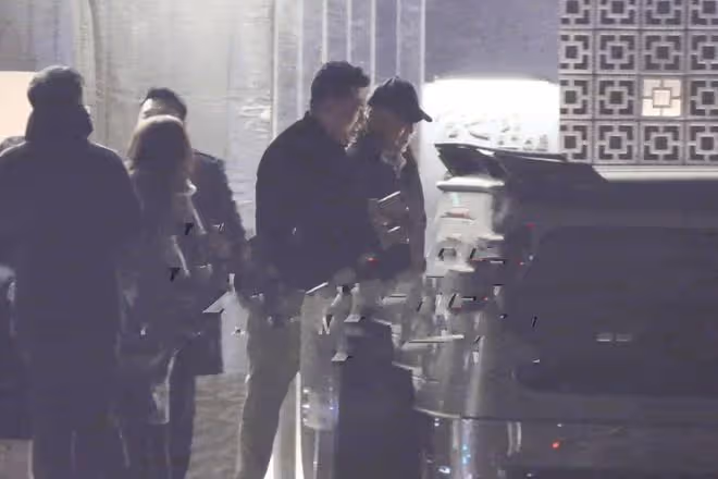 67歲陳道明駕豪車聚餐,兩鬢斑白男神魅力不減,與友交談氣場強大