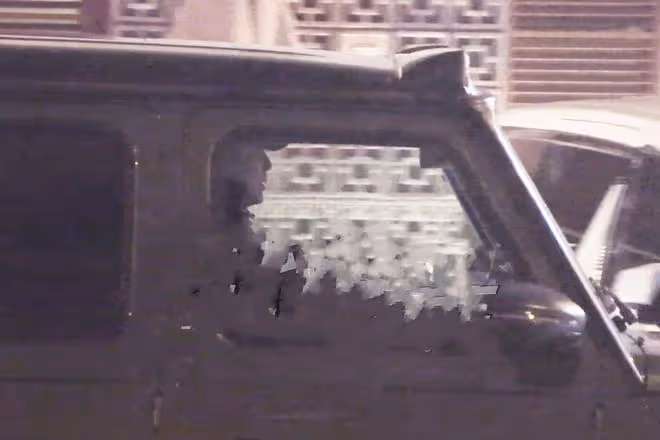 67歲陳道明駕豪車聚餐,兩鬢斑白男神魅力不減,與友交談氣場強大