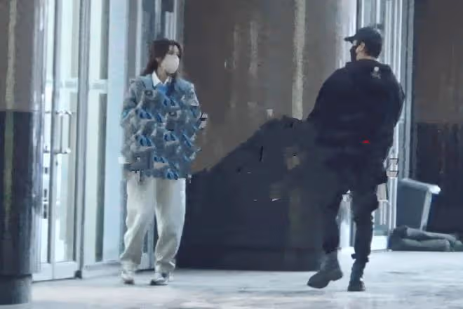 越愛越高調!44歲陳思誠摟著23歲女友逛街吃家鄉菜,女生頻頻撒嬌