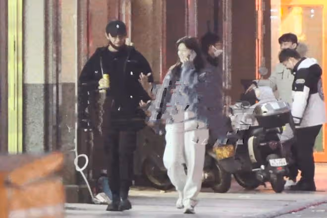 越愛越高調!44歲陳思誠摟著23歲女友逛街吃家鄉菜,女生頻頻撒嬌
