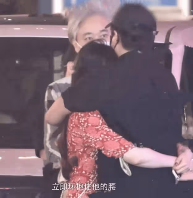 越愛越高調!44歲陳思誠摟著23歲女友逛街吃家鄉菜,女生頻頻撒嬌