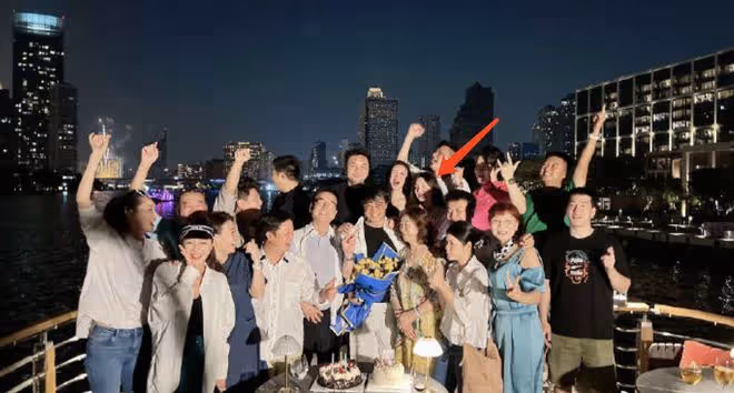 越愛越高調!44歲陳思誠摟著23歲女友逛街吃家鄉菜,女生頻頻撒嬌
