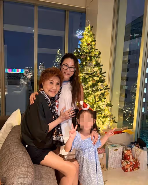 楊紫瓊和83歲母親同框像姐妹,老人家一頭棕色卷髮,面相很霸氣