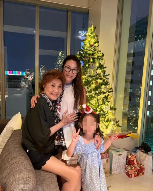 楊紫瓊和83歲母親同框像姐妹,老人家一頭棕色卷髮,面相很霸氣