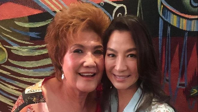 楊紫瓊和83歲母親同框像姐妹,老人家一頭棕色卷髮,面相很霸氣