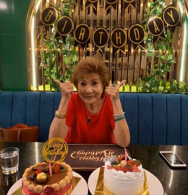 楊紫瓊和83歲母親同框像姐妹,老人家一頭棕色卷髮,面相很霸氣