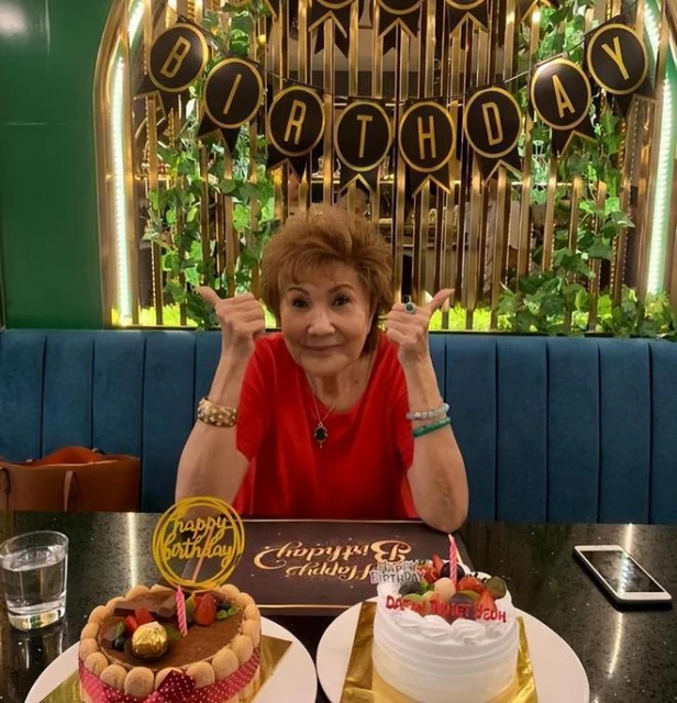 楊紫瓊和83歲母親同框像姐妹,老人家一頭棕色卷髮,面相很霸氣