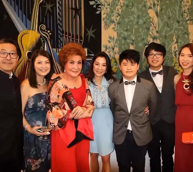 楊紫瓊和83歲母親同框像姐妹,老人家一頭棕色卷髮,面相很霸氣