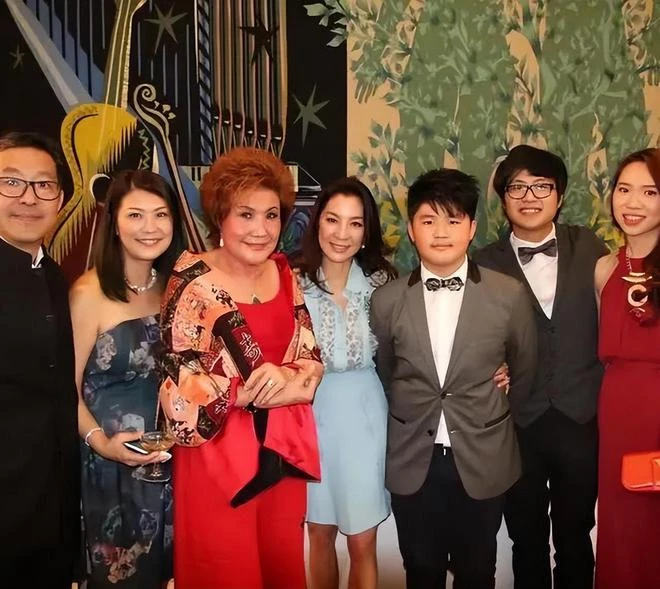 楊紫瓊和83歲母親同框像姐妹,老人家一頭棕色卷髮,面相很霸氣