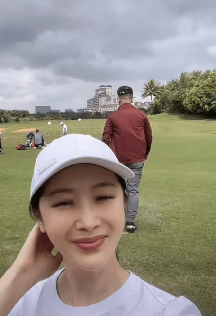 程程扮演者曲柵柵走紅!與老公黃海波秀恩愛,男方敷衍女方尬笑