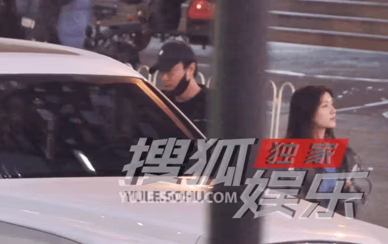 陳思誠與女友現身北京街頭!兩人親密露肩秀恩愛,互動甜膩感情好