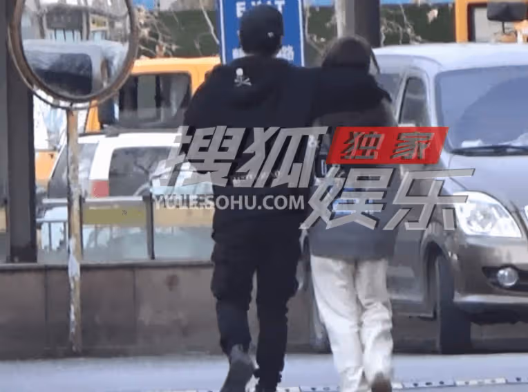 陳思誠與女友現身北京街頭!兩人親密露肩秀恩愛,互動甜膩感情好