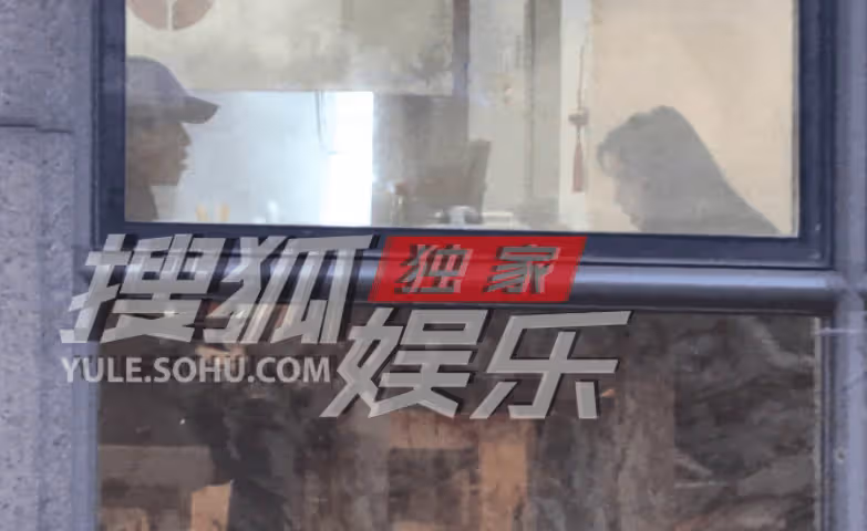 陳思誠與女友現身北京街頭!兩人親密露肩秀恩愛,互動甜膩感情好