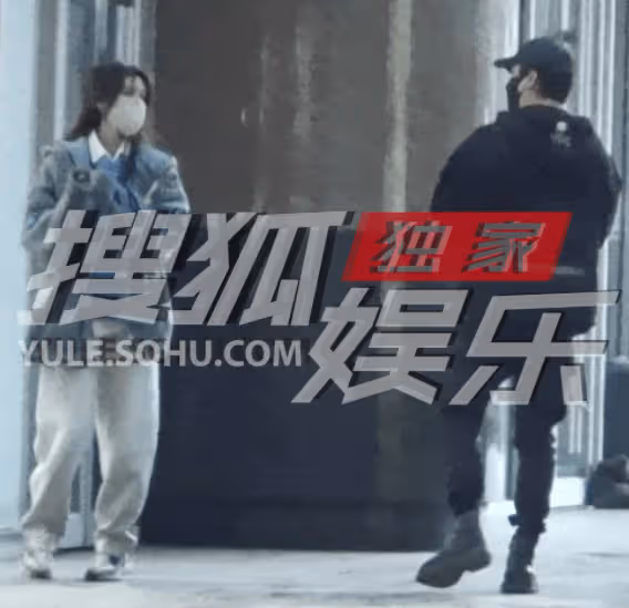 陳思誠與女友現身北京街頭!兩人親密露肩秀恩愛,互動甜膩感情好