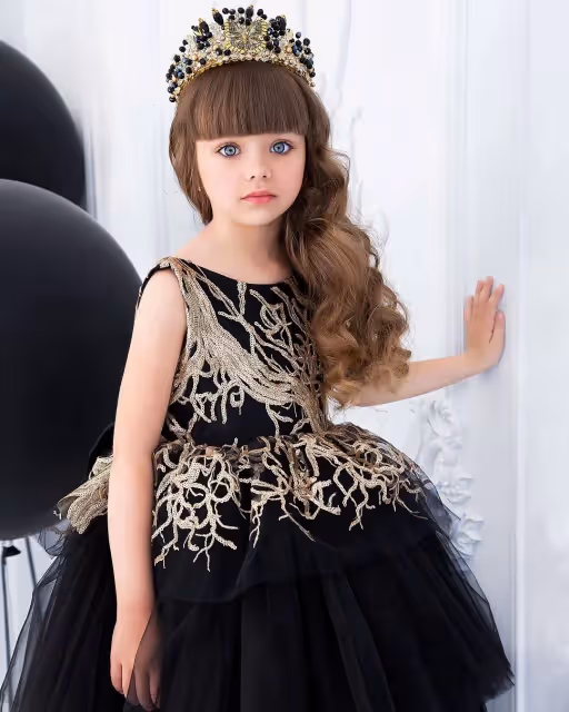 全世界最美小孩!俄羅斯6歲女孩「擁藍色大眼睛」超美 媽媽現身「立馬窩在懷裡」網友:基因好強~