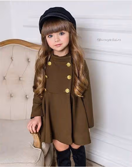 全世界最美小孩!俄羅斯6歲女孩「擁藍色大眼睛」超美 媽媽現身「立馬窩在懷裡」網友:基因好強~