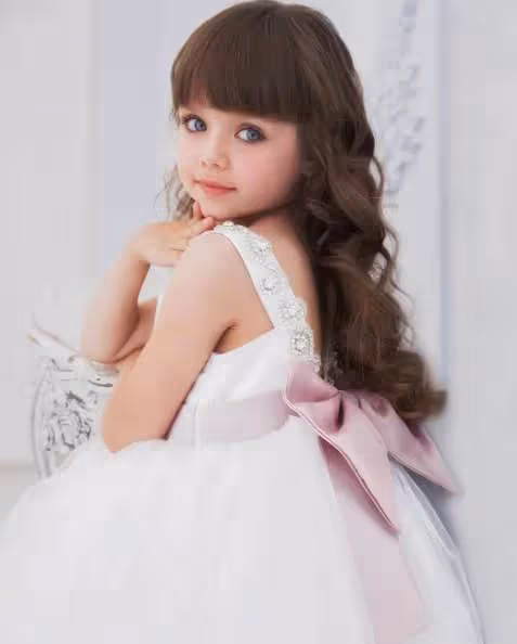 全世界最美小孩!俄羅斯6歲女孩「擁藍色大眼睛」超美 媽媽現身「立馬窩在懷裡」網友:基因好強~
