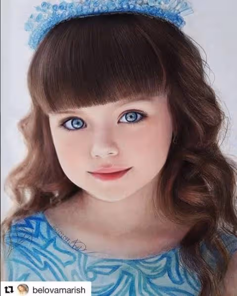 全世界最美小孩!俄羅斯6歲女孩「擁藍色大眼睛」超美 媽媽現身「立馬窩在懷裡」網友:基因好強~
