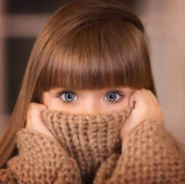 全世界最美小孩!俄羅斯6歲女孩「擁藍色大眼睛」超美 媽媽現身「立馬窩在懷裡」網友:基因好強~