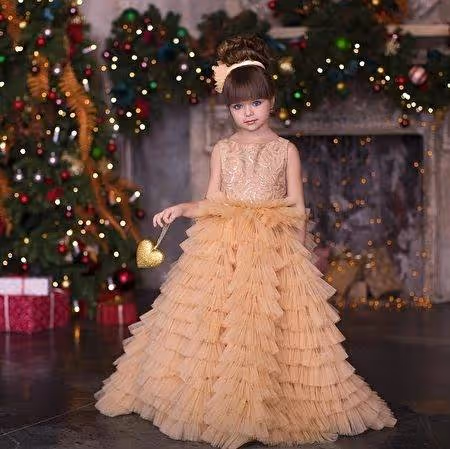 全世界最美小孩!俄羅斯6歲女孩「擁藍色大眼睛」超美 媽媽現身「立馬窩在懷裡」網友:基因好強~