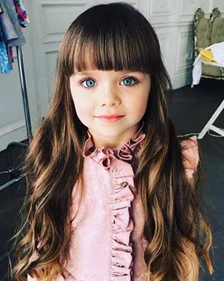 全世界最美小孩!俄羅斯6歲女孩「擁藍色大眼睛」超美 媽媽現身「立馬窩在懷裡」網友:基因好強~