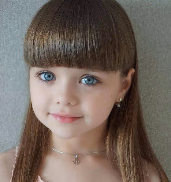 全世界最美小孩!俄羅斯6歲女孩「擁藍色大眼睛」超美 媽媽現身「立馬窩在懷裡」網友:基因好強~