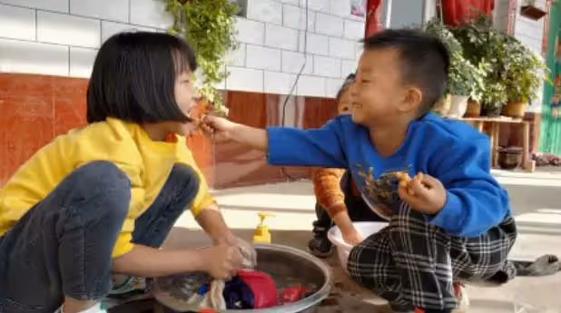 9歲姐姐早當家!帶弟弟「菜市撿菜葉」給爸慶生 魚販好心送兩條魚卻「吃出10萬存單」救了媽媽~